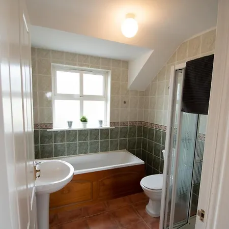 בית נופש Beautiful Coastal House At The Drowes Rivermouth בונדוראן